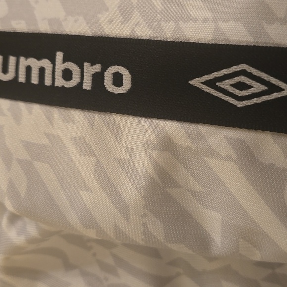 Umbro UO Exclusive V-Neck Long Sleeve Boxy Tee, Size M, Retail Price $39.00 USD - Picture 9 of 12